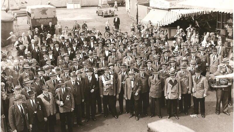 Joppenrott Altkloster: Beim Schützenfest ist eine frische Rose Pflicht Die Aufnahme aus dem Jahr 1952 zeigt Mitglieder des Schützenvereins Altkloster auf dem Festplatz.