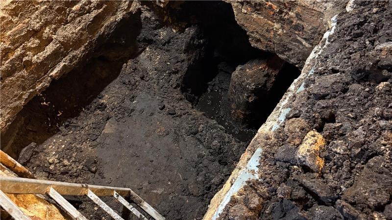 Die Aufnahme im Keller zeigt einen freigelegten Holzpfahl, der nicht mehr von Grundwasser konserviert wird und deshalb von Fäule betroffen ist.