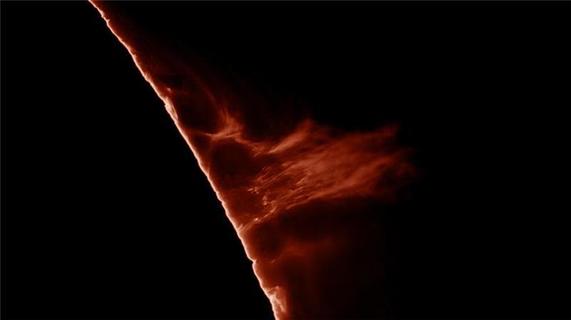 Astronomische Ereignisse: Das passiert 2025 am Himmel über Buxtehude Die Aufnahme von Mitgliedern der Buxtehuder Astronomie AG zeigt eine Sonneneruption am 28. August 2024 im Licht des ionisierten Wasserstoffs. Die Sonne wurde durch eine schwarze Blende abgedeckt, damit sie die Protuberanz nicht überstrahlt.