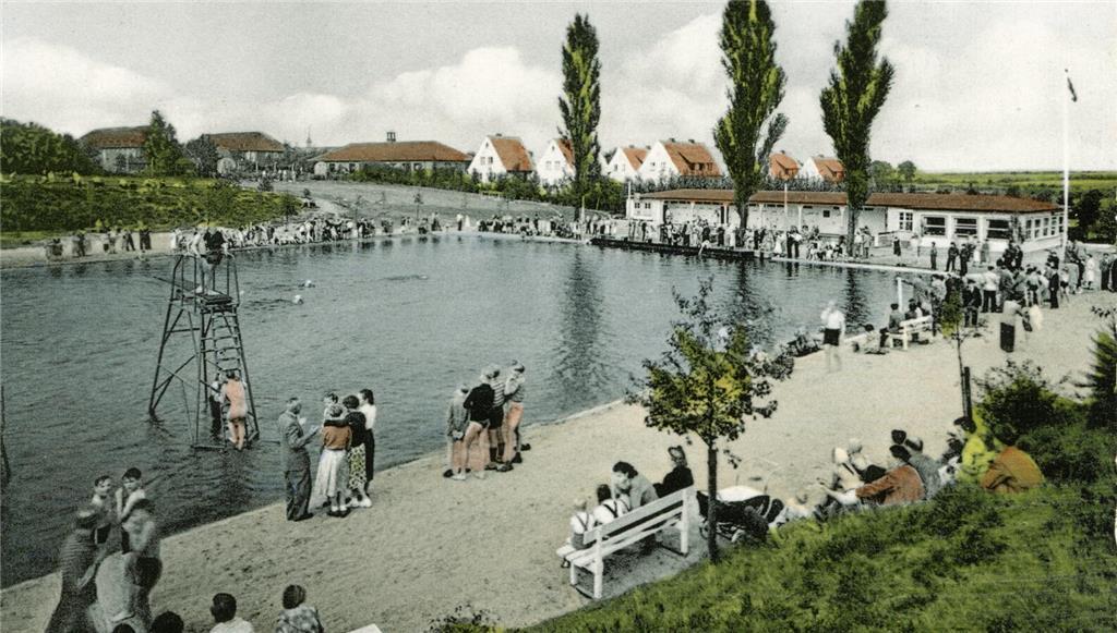 Die Aufnahme zeigt das Freibad in Buxtehude im Jahr 1959. Ein sandstrand ist am ...