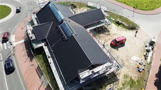 Die Aufnahme zeigt das neue Gebäude in Kreuzform noch während der Bauarbeiten. Jetzt ist alles fertig - es darf gefeiert werden.