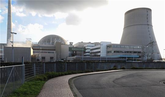 Die Aufnahme zeigt die Reaktorkuppel und den Kühlturm des Kernkraftwerks Emsland. Archivfoto: dpa-Bildfunk