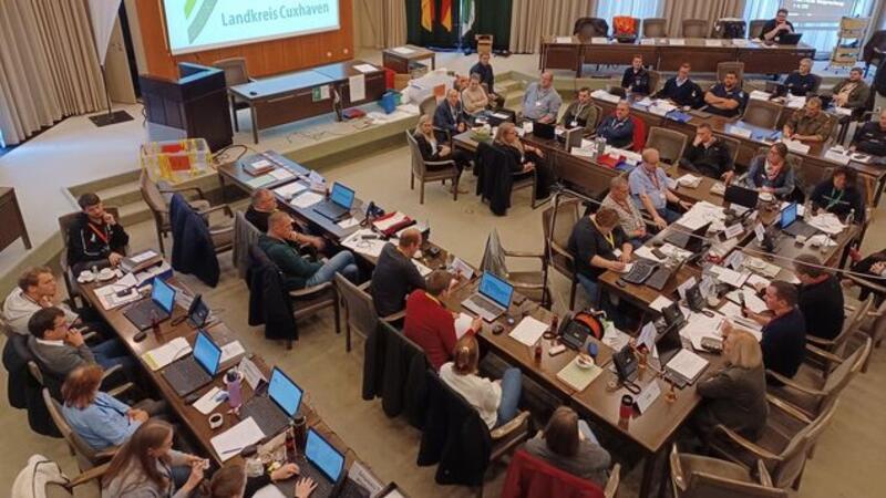Die Aufnahme zeigt die große Lagebesprechung im Katastrophenschutzstab im Saal des Kreishauses Cuxhaven.