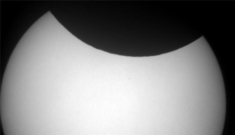 Die Aufnahme zeigt die partielle Sonnenfinsternis am 10. Juni 2021. Fotografiert hat sie Manfred Mrotzek, Leiter der Astronomie AG der Volkshochschule Buxtehude.