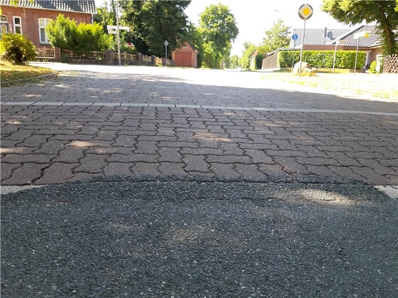 Radweg von Immenbeck nach Moisburg wird nicht gebaut Die Aufpflasterungen an der Kreuzung Inne Beek/Zum Meckelmoor/Ardestorfer Weg sollen den Verkehr beruhigen. Es macht aber viel Lärm, wenn Fahrzeuge darüber fahren. Bald sollen sie erneuert werden. Foto: Frank