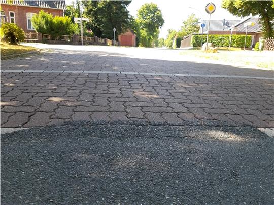 Die Aufpflasterungen an der Kreuzung Inne Beek/Zum Meckelmoor/Ardestorfer Weg sollen den Verkehr beruhigen. Es macht aber viel Lärm, wenn Fahrzeuge darüber fahren. Bald sollen sie erneuert werden. Foto: Frank