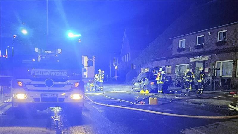 Die Aufräumarbeiten im Selsinger Ortskern dauerten bis in die Nacht. Die B71 blieb so lange gesperrt.
