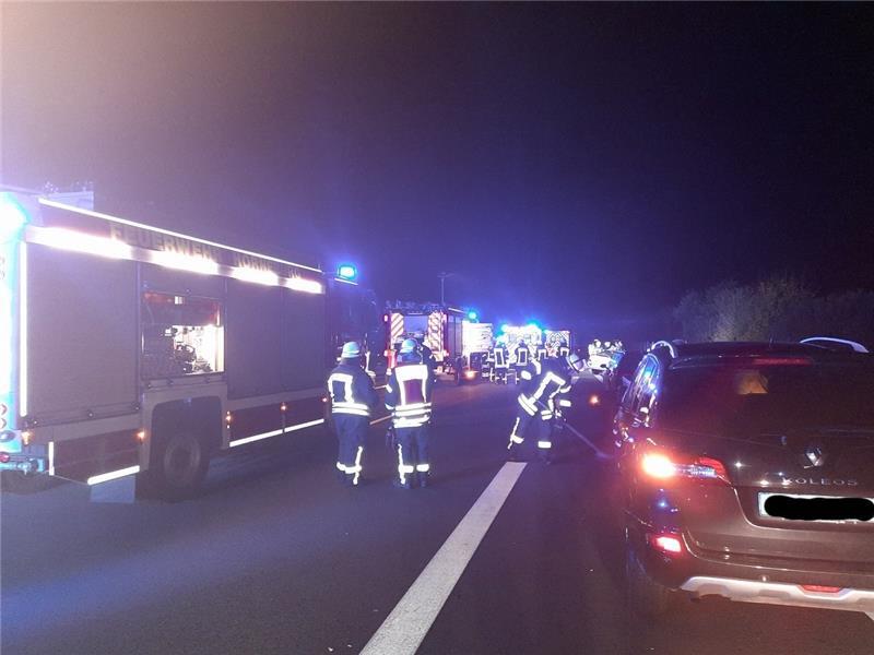 Die Aufräumarbeiten von rund drei Stunden sorgten für Stau. Foto: Dehmlow/Feuerwehr