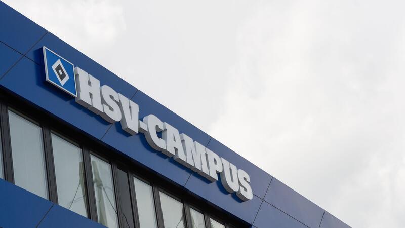 Die Aufschrift „HSV-Campus“ steht an der Hausfassade in Hamburg.