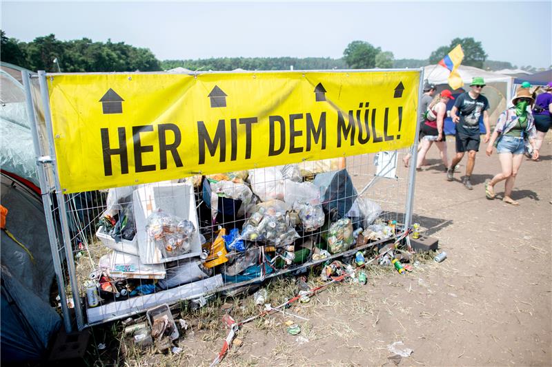 So wollen die Betreiber das Hurricane Festival umweltverträglicher machen Die Aufschrift „Her mit dem Müll!“ steht an einem Sammelplatz für Müll auf dem Zeltplatz des Hurricane Festivals 2022. Foto: Dittrich/dpa