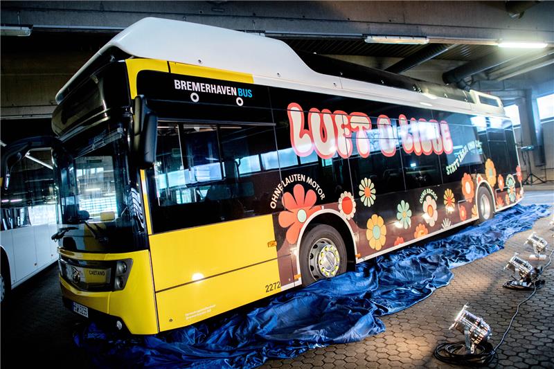 Die Aufschrift „Luft &amp; Liebe“ klebt auf einem neuen Wasserstoffbus der Verkehrsgesellschaft Bremerhaven AG, der zuvor im Rahmen eines Pressetermins vorgestellt wurde. In den kommenden Wochen sollen die drei neuen Busse auf den Linien im Stadtgebiet zum Einsatz kommen, im nächsten Jahr soll die Flotte erweitert werden. Foto: Hauke-Christian Dittrich/dpa