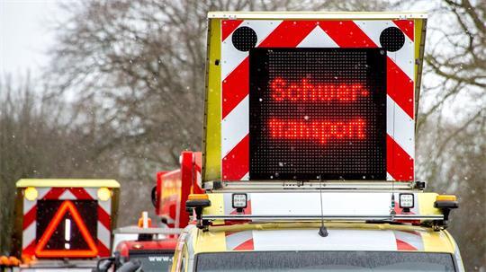Die Aufschrift „Schwertransport“ steht auf der Anzeigetafel eines Begleitfahrzeugs (Symbolbild).