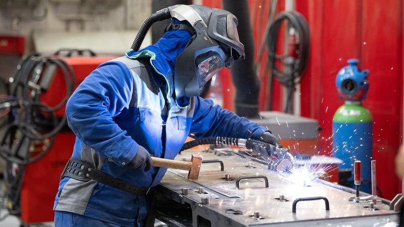 Die Auftragseingänge in der Industrie setzen ihren rückläufigen Trend fort, kommentiert das Bundeswirtschaftsministerium.