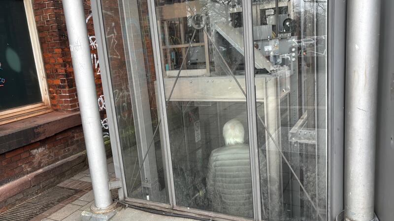 Die Aufzüge am Bahnhof Buxtehude sind altersschwach und werden ausgetauscht. Das Bild zeigt den Aufzug auf dem Bahnsteig an Gleis 1 in Richtung Stade.