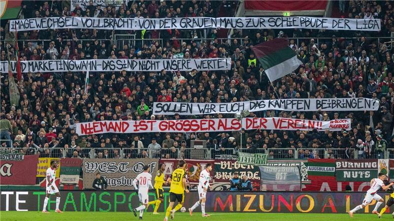 Wagners Pleitenwoche: Warme Kovac-Worte und Protest-Banner Die Augsburger Fans üben auf Spruchbändern Kritik am Weg der Vereinsführung mit Sandro Wagner.