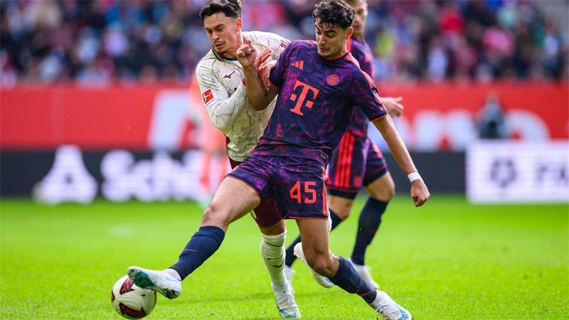 Rekordtor und Neuer-Patzer: Bayern verpasst Sieg in Augsburg Die Augsburger um Fabian Rieder (l) verlangen den Bayern-Stars wieder alles ab.
