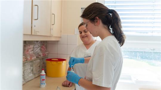 Die Ausbildung zur Pflegefachkraft kann an den Medizinischen Berufsfachschulen der Elbe Kliniken auch in Teilzeit absolviert werden.