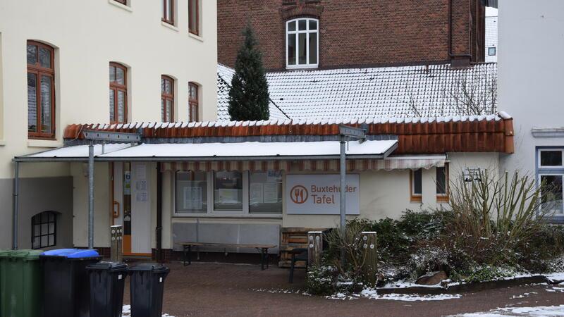 Die Ausgabestelle der Buxtehuder Tafel befindet sich in der Hansestadt an der Hansestraße 1. Zudem betreibt die Hilfsorganisation eine Ausgabestelle in Horneburg.