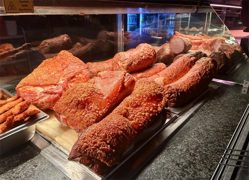 Die Auslage leuchtet - vorne Burgunderbraten, hinten Leberkäse.