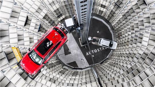 Die Auslieferung von Neuwagen in der Wolfsburger Autostadt könnten wegen des Iran-Kriegs teurer werden. (Archivbild)