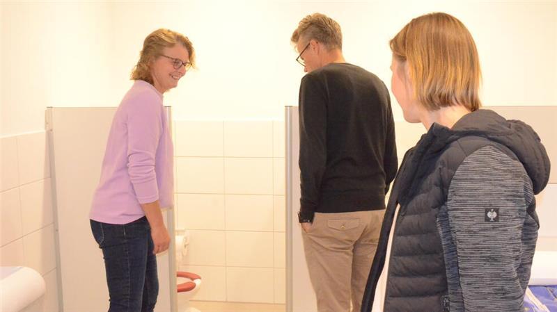 Größer, heller, moderner: Das ist die neue Kita Pusteblume Die Ausschussmitglieder bestaunen die kleinen Toiletten. Alles ist durchdacht.