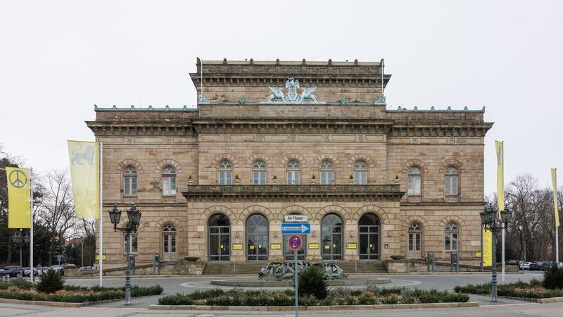 Die Außenaufnahme zeigt das Staatstheater Braunschweig.