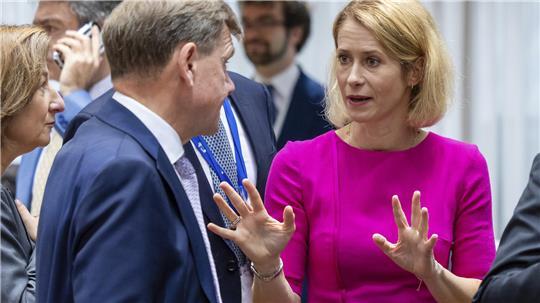 Die Außenbeauftragte der Europäischen Union, Kaja Kallas, rechts, spricht mit dem deutschen Außenminister Johann Wadephul (Archiv).