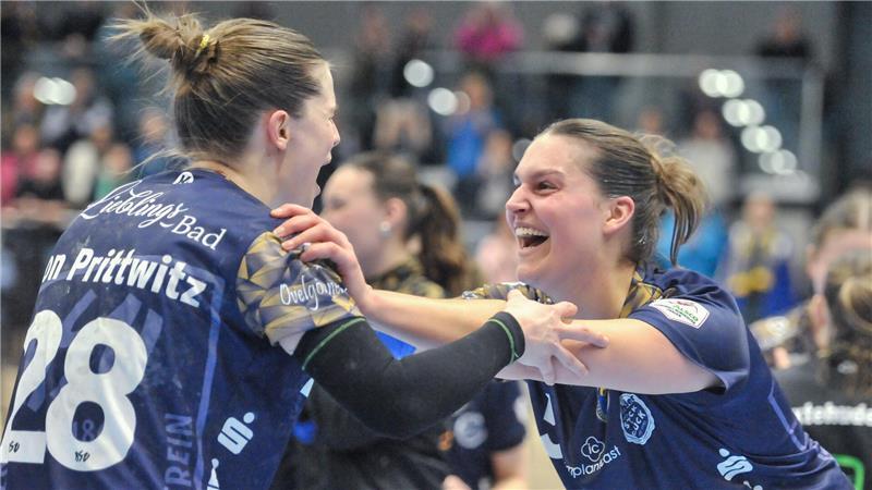 Erster BSV-Sieg: „Ich muss aufpassen, dass ich nicht weine“ Die Außenspielerinnen Maj Nielsen (rechts) und Teresa von Prittwitz liefen Gegenstoß um Gegenstoß.