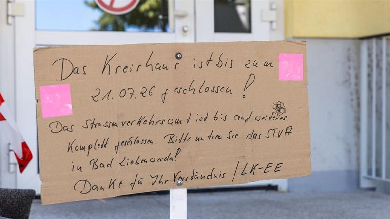 Mann bedroht Jugendamts-Mitarbeiterin und legt Feuer Die Außenstelle der Kreisverwaltung in Finsterwalde im Süden Brandenburgs bleibt vorerst zu.