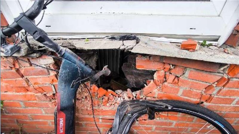 Die Außenwand am Krankenhaus in Otterndorf ist nach dem Unfall stark beschädigt.