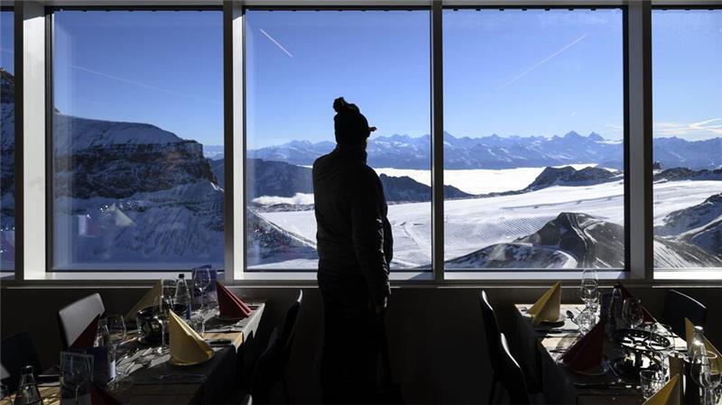 Die Aussicht über die Alpen genießen. Das Panorama-Bergrestaurant im Schweizer Ski-Gebiet Glacier 3000 ist zwei Jahre nach einem Brand neu eröffnet worden. 