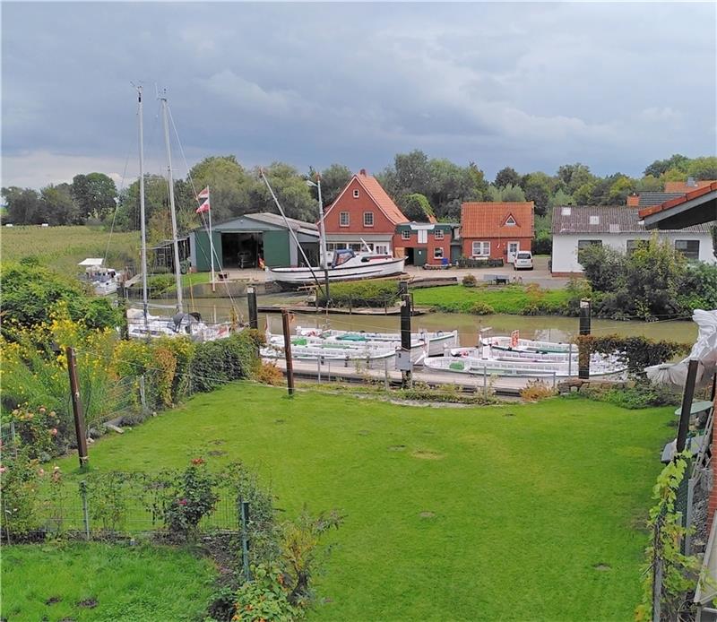 Die Aussicht vom Wohnhaus auf den Freiburger Hafen. Foto: Maier