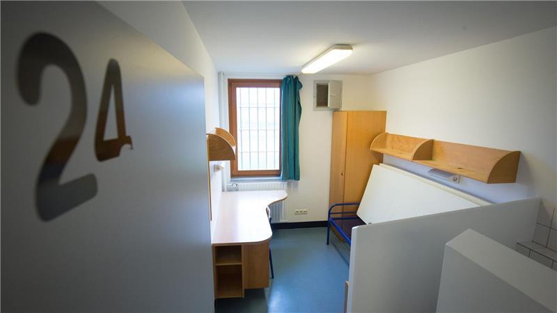 Wird das neue Jugendgefängnis in Hamburg nicht rechtzeitig fertig? Die Ausstattung einer Gefängniszelle umfasst elf Elemente, darunter ein Bett, ein Spind und ein Schreibtisch. (Archivfoto)