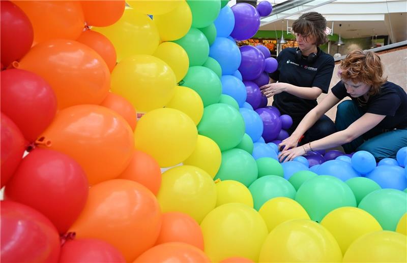 Die Ausstellung «Ballonwelten» in einem Einkaufscenter in Erfurt besticht durch ihre Farbpracht. Selma Bahmann (r-l) und Gesche Pelters sind tatkräftig mit dem dreitägigen Aufbau beschäftigt.