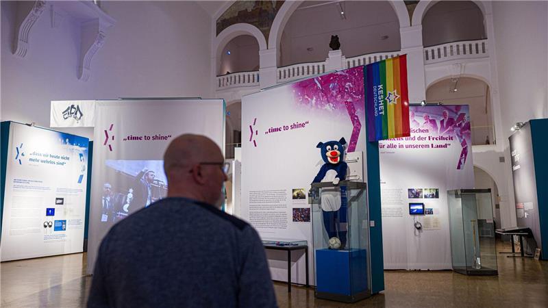 Die Ausstellung „Mit eigener Stimme. 75 Jahre Zentralrat der Juden in Deutschland“ empfängt Besucher mit einigen Farbtupern. 