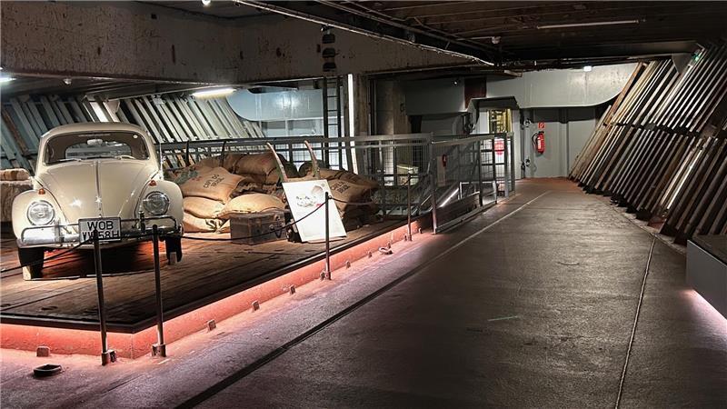 Die Ausstellung im Frachtraum. Als Museumsschiff darf die Cap San Diego bis in viele Winkel erkundet werden und ist ein gut beschriftetes Schiff.