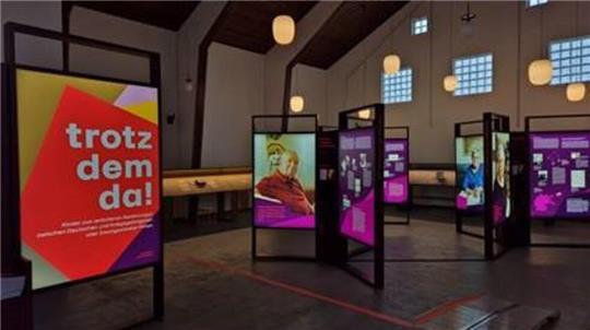 Die Ausstellung „trotzdem da!“ ist den Kindern gewidmet, die aus Beziehungen zwischen Deutschen und Kriegsgefangenen oder Zwangsarbeitern hervorgegangen sind.