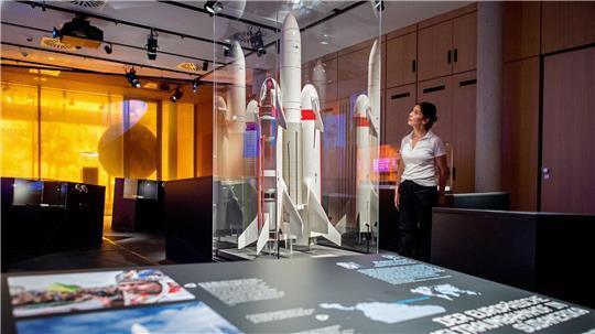 Die Ausstellung zeigt ein Modell der europäischen Trägerrakete Ariane 5.