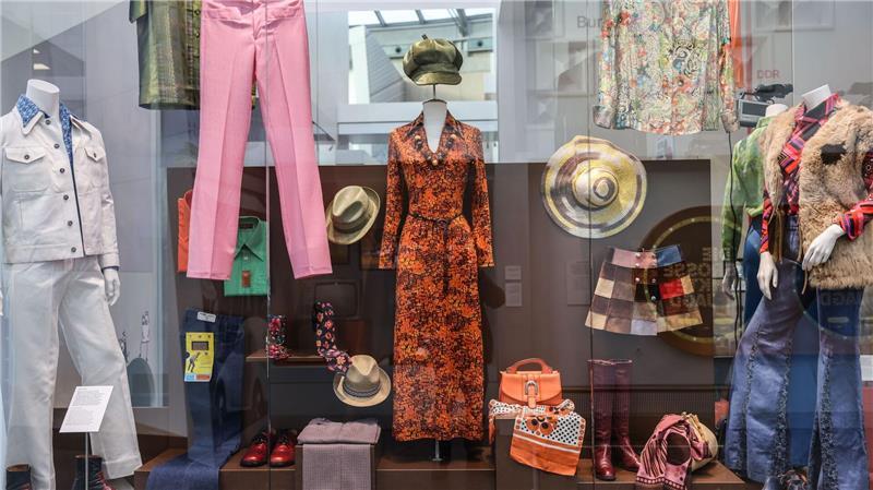 Die Ausstellungsmacher wollen viel näher am Alltag der Menschen erzählen - etwa mit Mode und Musik.