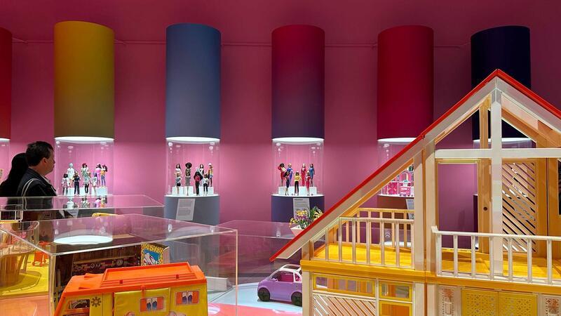 Pink ist mehr als eine Farbe: 65 Jahre Barbie-Hype Die Austellung zeigt auch, wie sich Häuser, Autos und Alltagsleben verändert haben.