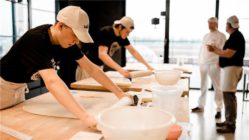 Die Auszubildenden lernen in ihrer eigenen Backstube. Hier können sich auch Kinder regelmäßig beim Backen ausprobieren.