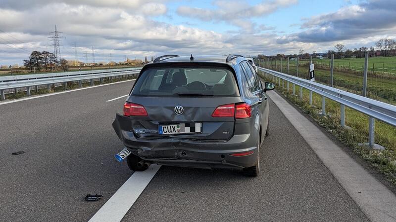 A26 nach missglücktem Überholmanöver stundenlang gesperrt - Drei Menschen verletzt Die Autobahn 26 war für anderthalb Stunden voll gesperrt.