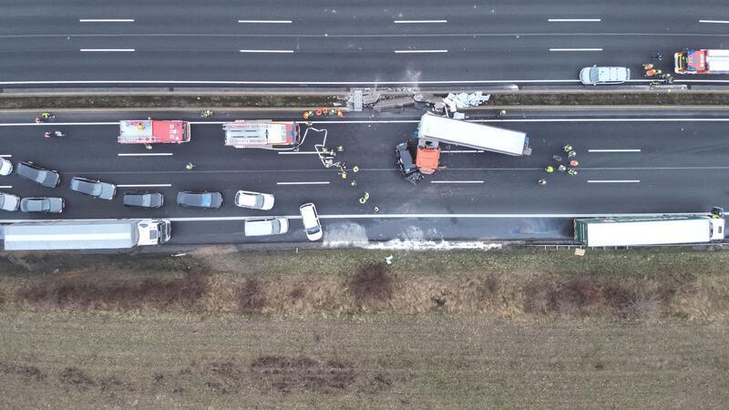 Die Autobahn 7 ist laut Polizei voraussichtlich bis zum Abend gesperrt.