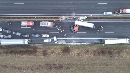 Die Autobahn 7 ist laut Polizei voraussichtlich bis zum Abend gesperrt.