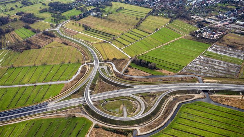 Aus Stade nach Hamburg: Massive Probleme auf der Straße und der Schiene Die Autobahn-Anschlussstelle Buxtehude ist fertig, bleibt aber geschlossen. Es fehlt immer noch die Anbindung über die Rübker Straße.