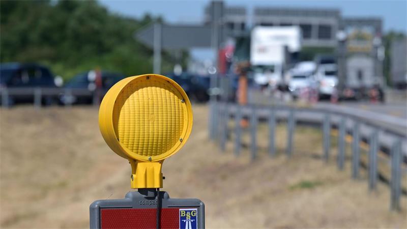 Die Autobahn GmbH Nord kontrolliert bei der Hitze zweimal täglich die Straßen auf mögliche Hitzeschäden. (Symbolbild)