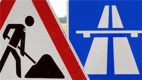 Die Autobahn GmbH sieht sich gezwungen, im Oktober die A27 in Fahrtrichtung Bremen zwischen den Anschlussstellen Altenwalde und Nordholz voll zu sperren, um die stark beschädigte Fahrbahn zu erneuern.
