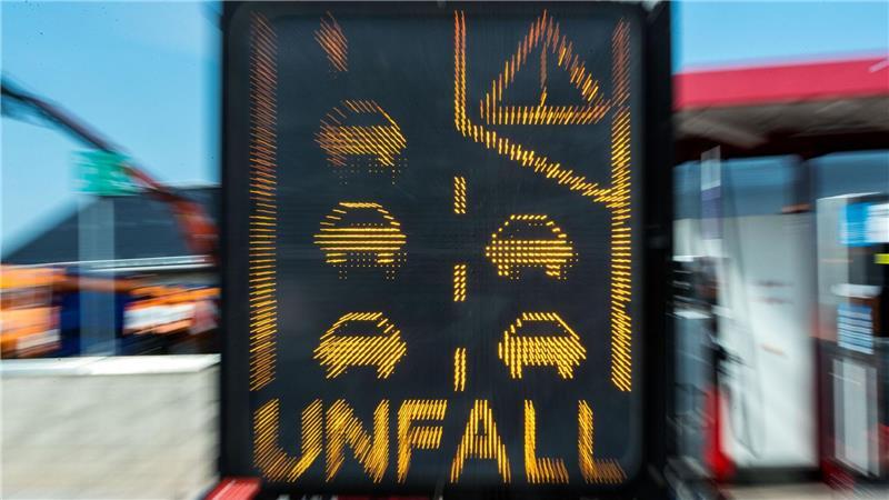 Die Autobahn musste nach dem Unfall mehrere Stunden voll gesperrt werden. (Symbolbild)