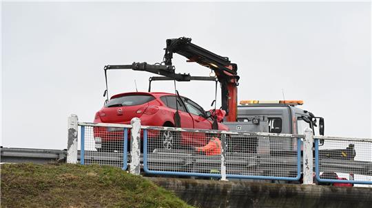 Die Autobahn war für mehrere Stunden gesperrt. Es wird von einem Sachschaden von rund 25.000 Euro ausgegangen. (Symbolbild)