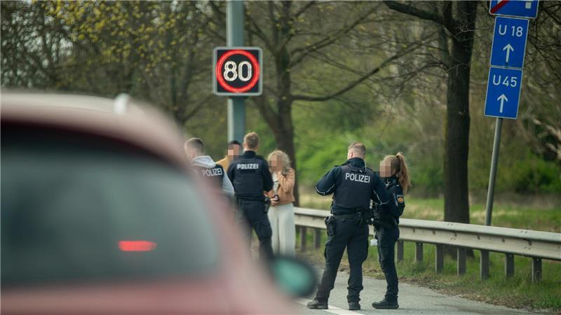 Lkw rast in Stau-Ende auf A27 – Massenkarambolage Die Autobahn wurde in Richtung Süden voll gesperrt, der Verkehr umgeleitet.